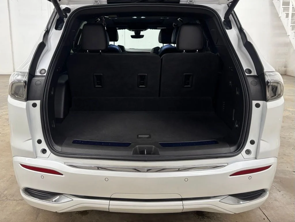 Used 2022 White Buick Avenir image 28