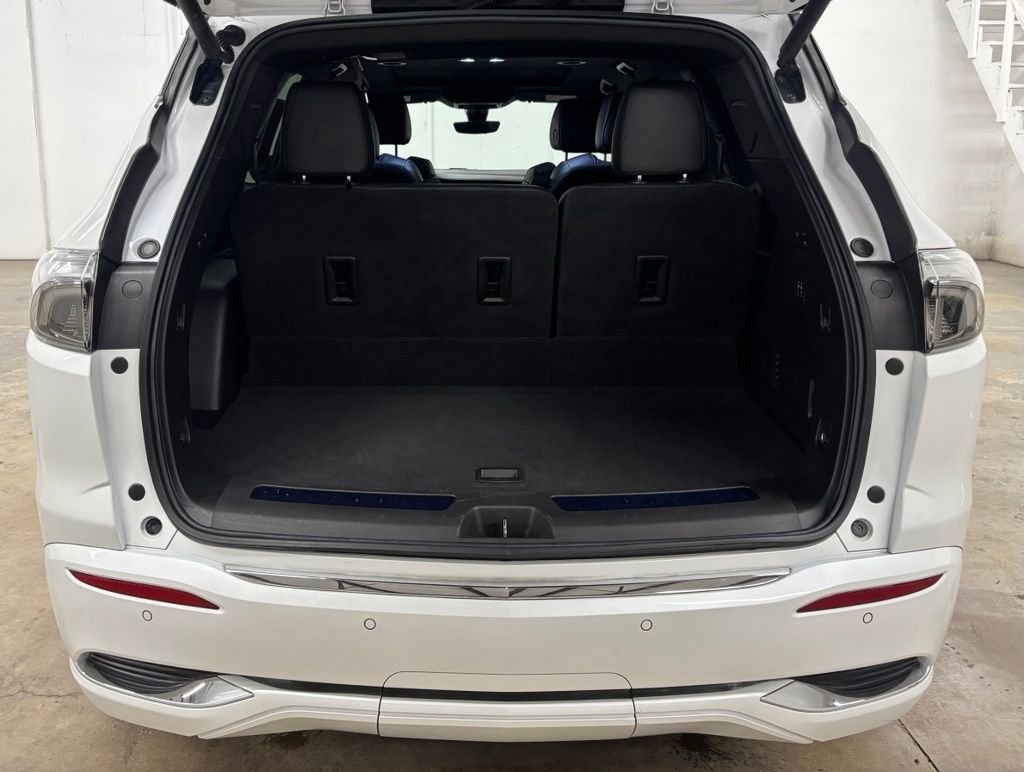Used 2022 White Buick Avenir image 28