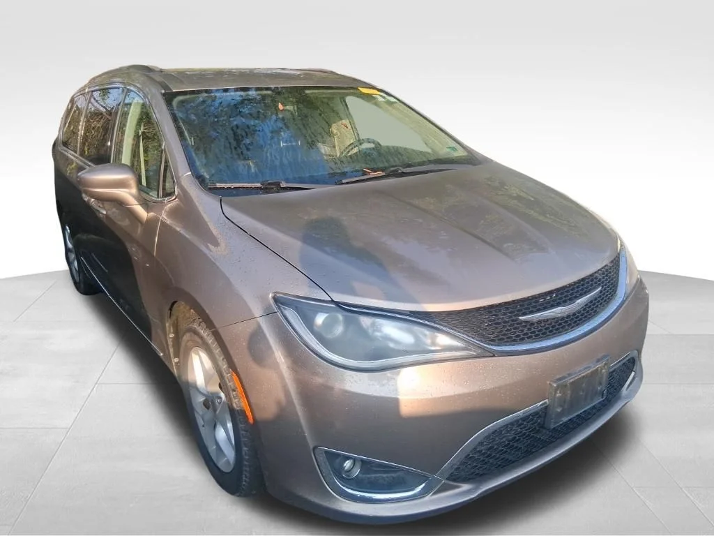 Used 2017 Silver Chrysler Touring L image 3