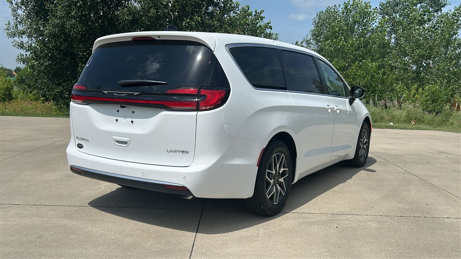 New 2027 Bright White Clear-Coat Exterior Paint Chrysler Limited image 4