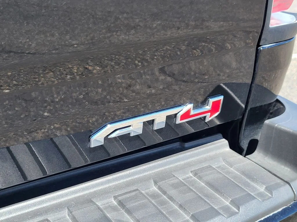 Used 2022 Onyx Black GMC AT4 - Leather image 9