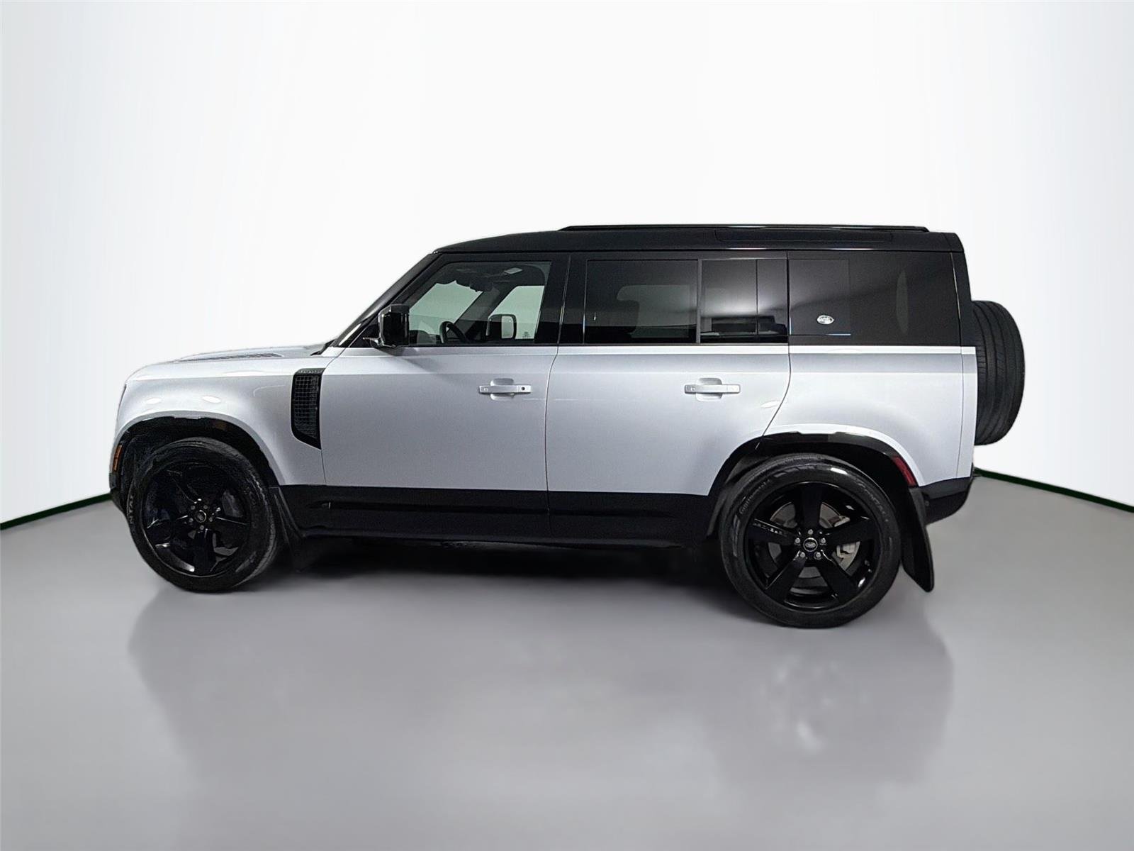 Used 2024 Hakuba Silver Land Rover X-Dynamic SE image 8