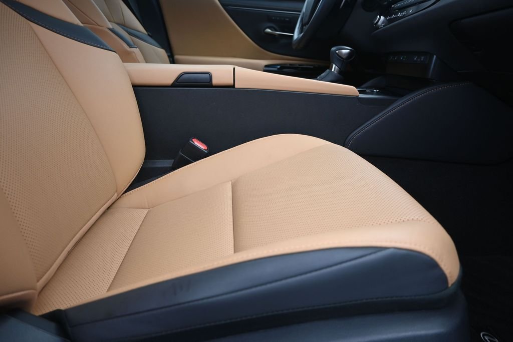 Used 2024 White Lexus 350 image 25