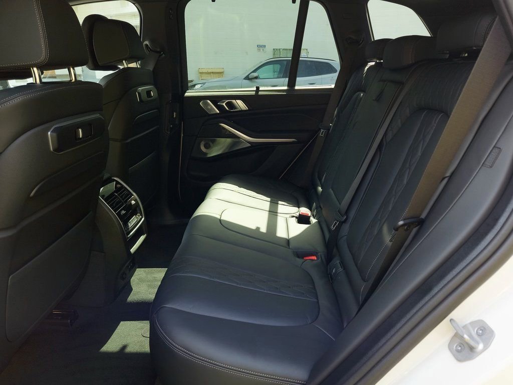 2026 BMW X5 M60i - Photo 16