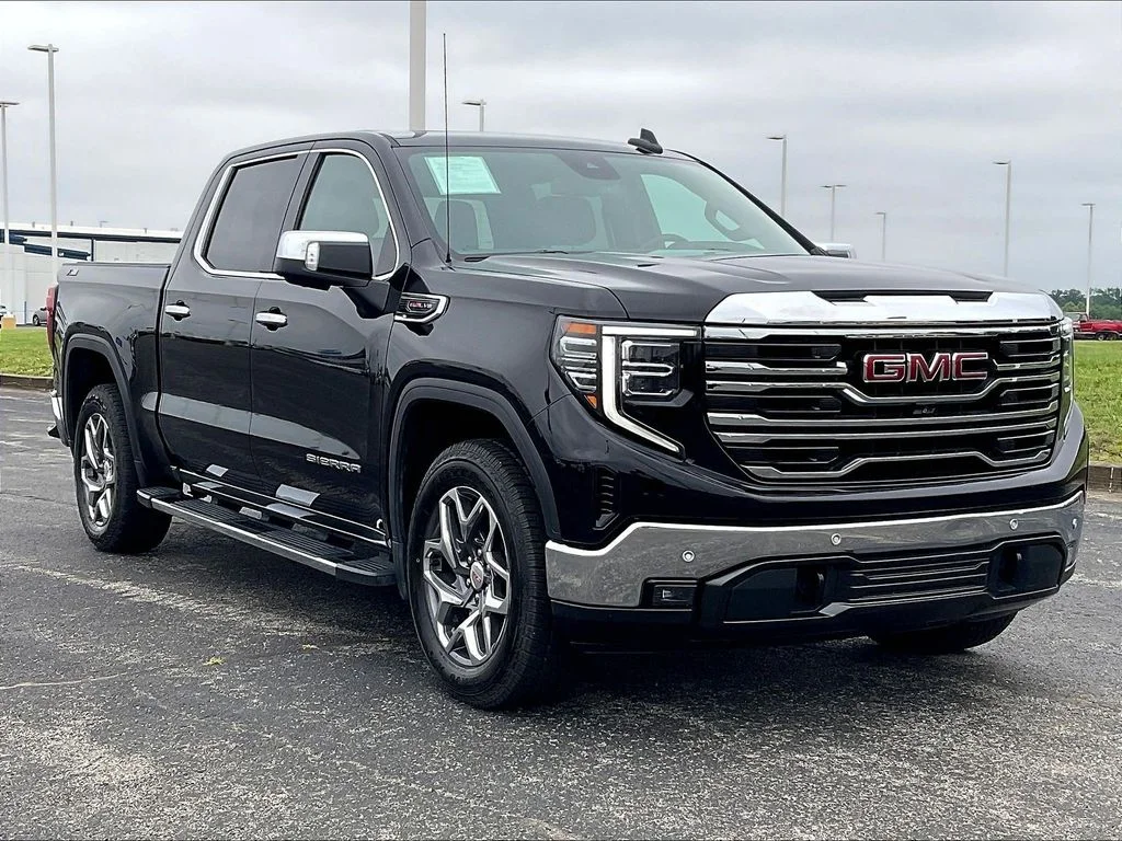 2022 GMC Sierra 4WD Crew Cab Short Box SLT's photo
