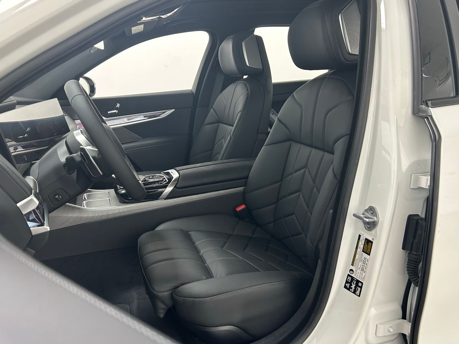 2025 BMW 7 Series 760i - Photo 26