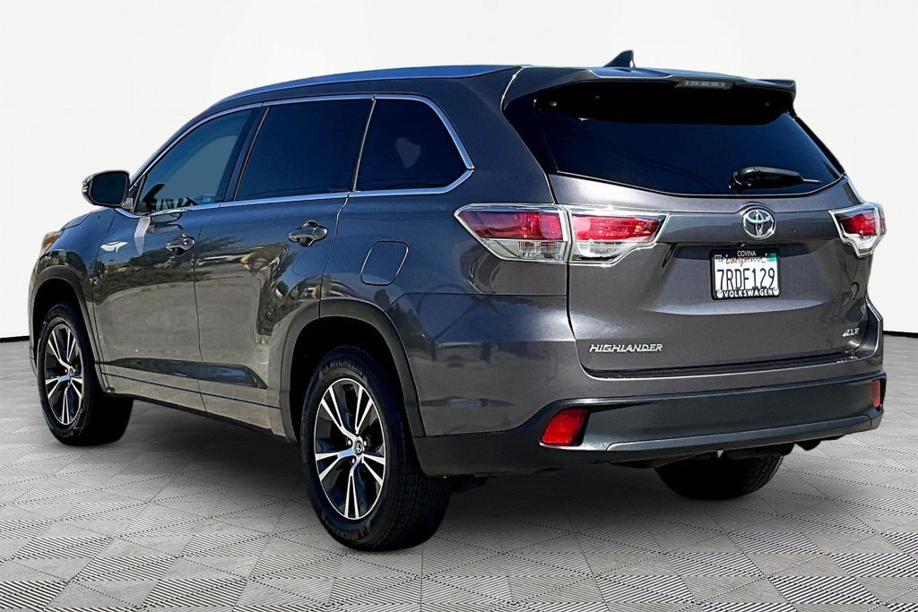 Used 2016 Gray Toyota XLE V6 image 4