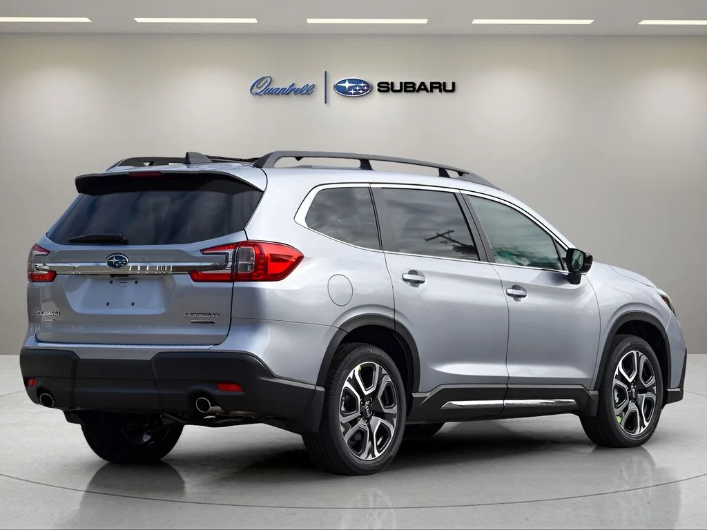 Used 2025 Ice Silver Metallic Subaru Limited image 4