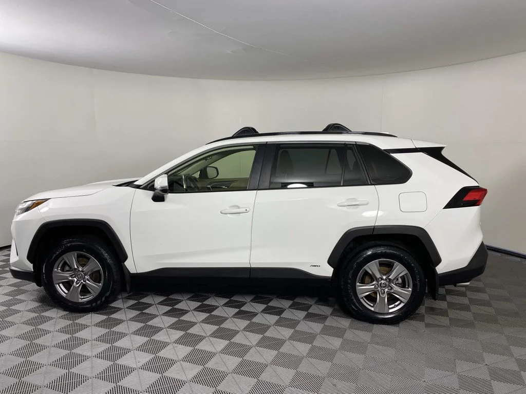 Used 2023 White Toyota XLE image 5