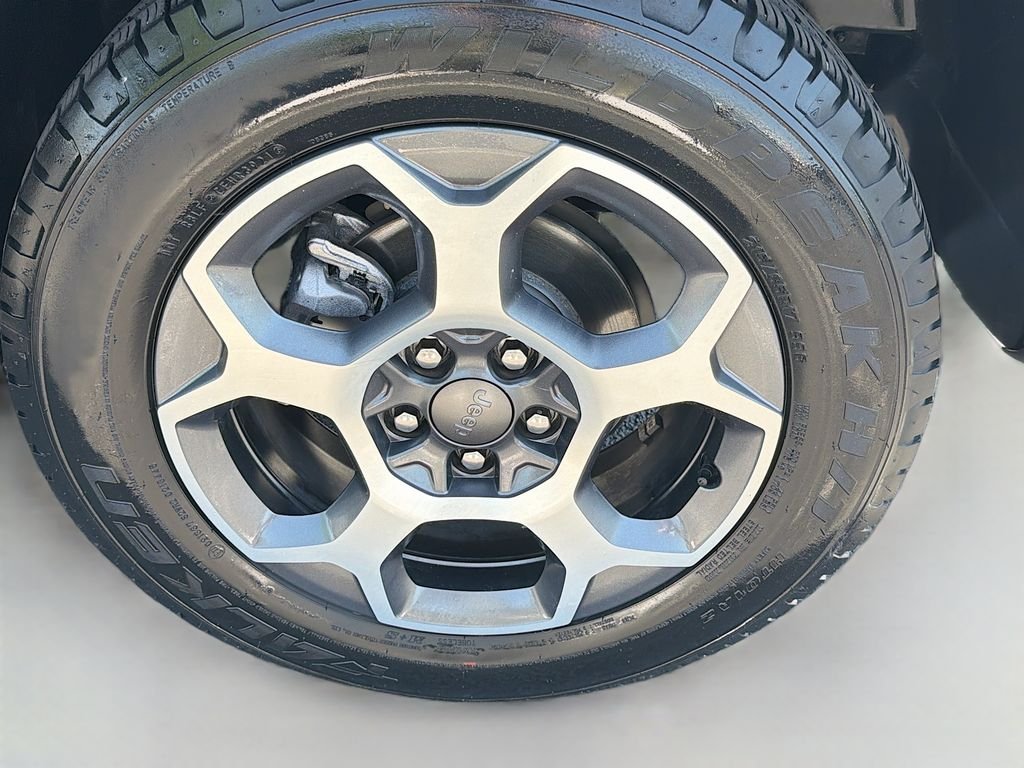 Used 2022 Billet Silver Metallic Clearcoat Jeep Trailhawk image 7