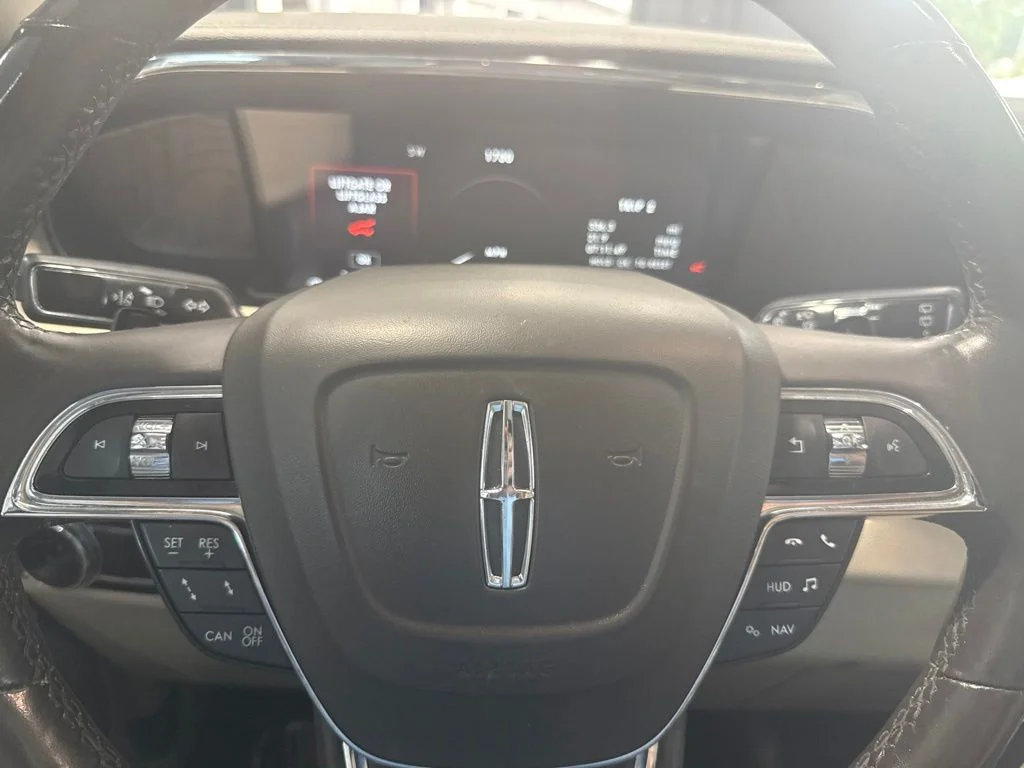 Used 2020 White Lincoln Reserve image 23