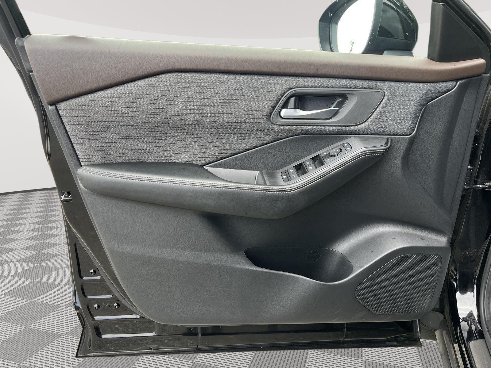 Used 2023 Super Black Nissan SV image 18