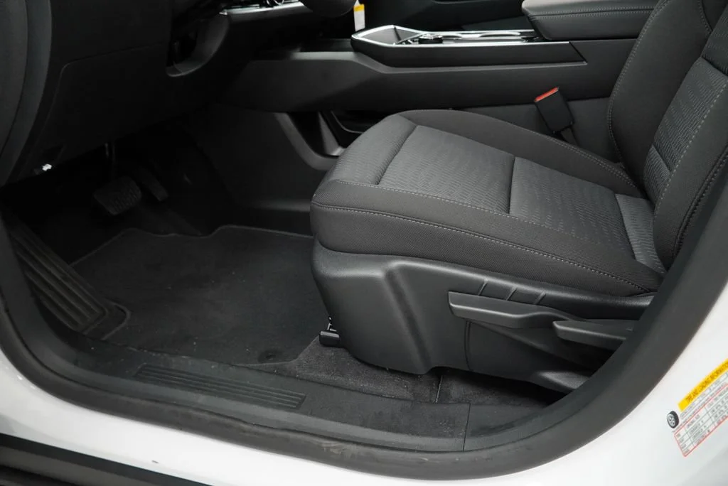New 2027 Summit White Chevrolet LT image 23