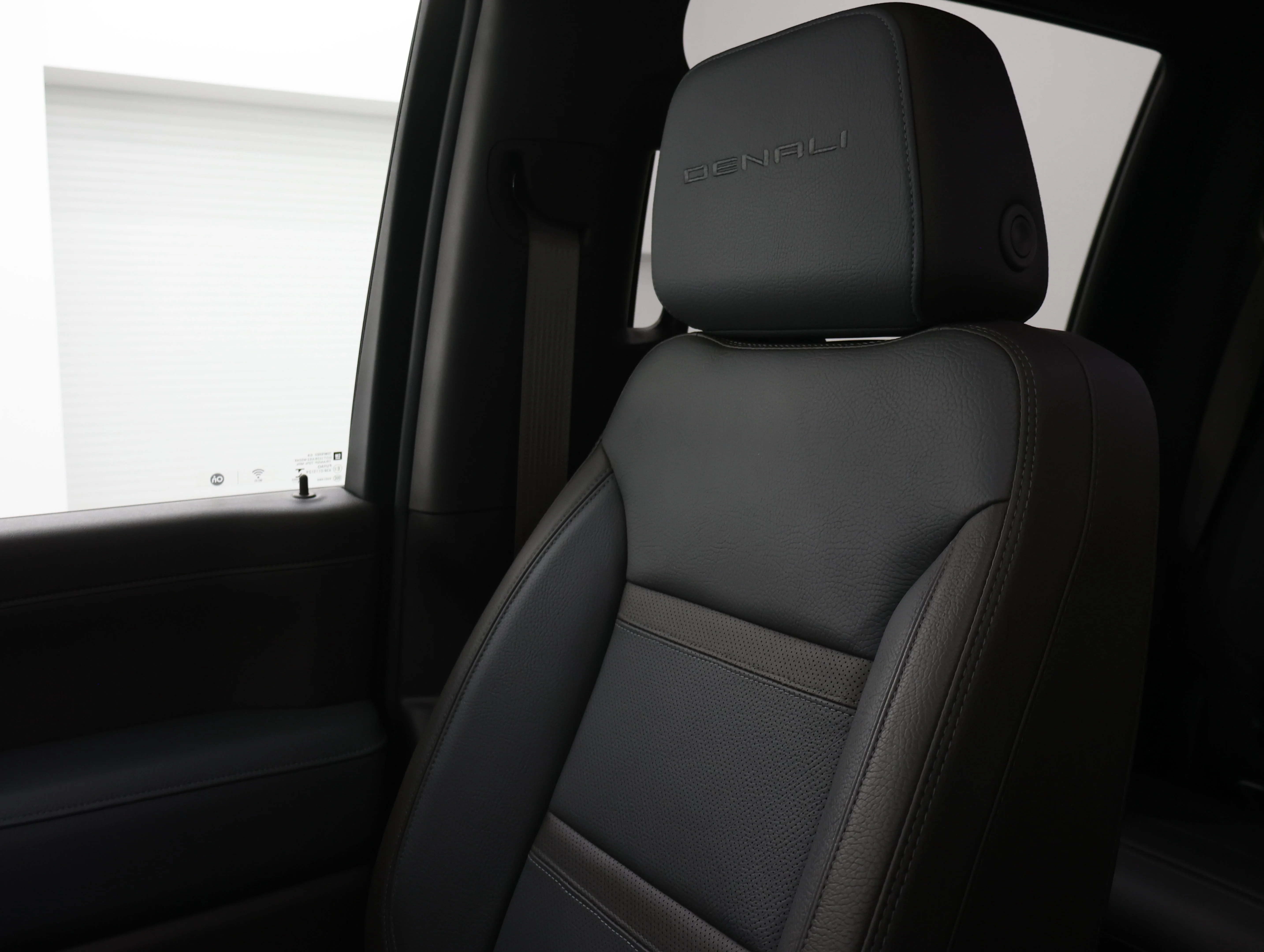 Used 2022 White Frost Tricoat GMC Denali image 57