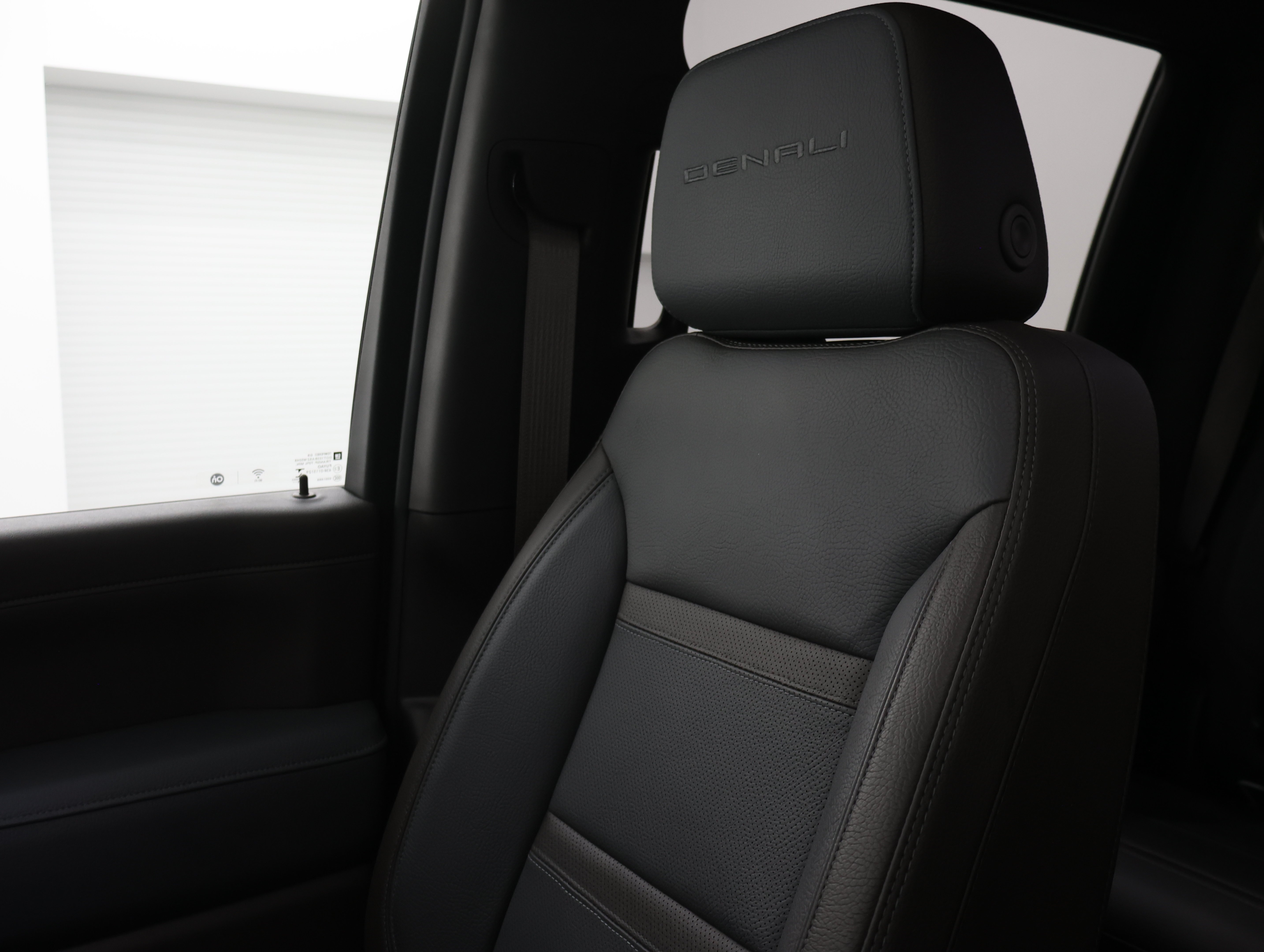 Used 2022 White Frost Tricoat GMC 4x4 Crew Cab Denali DRW: CREW-LONG-DRW-DENALI ULTIMATE-NAV-MOON-360 CAM-DIESEL-1 OWNER image 57