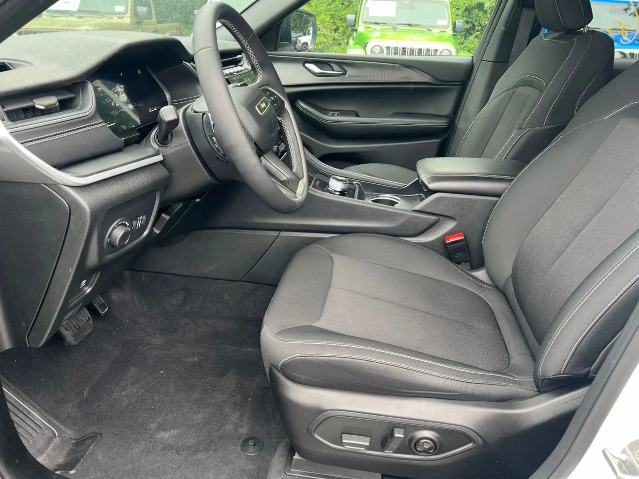 Used 2025 White Jeep Laredo X image 10