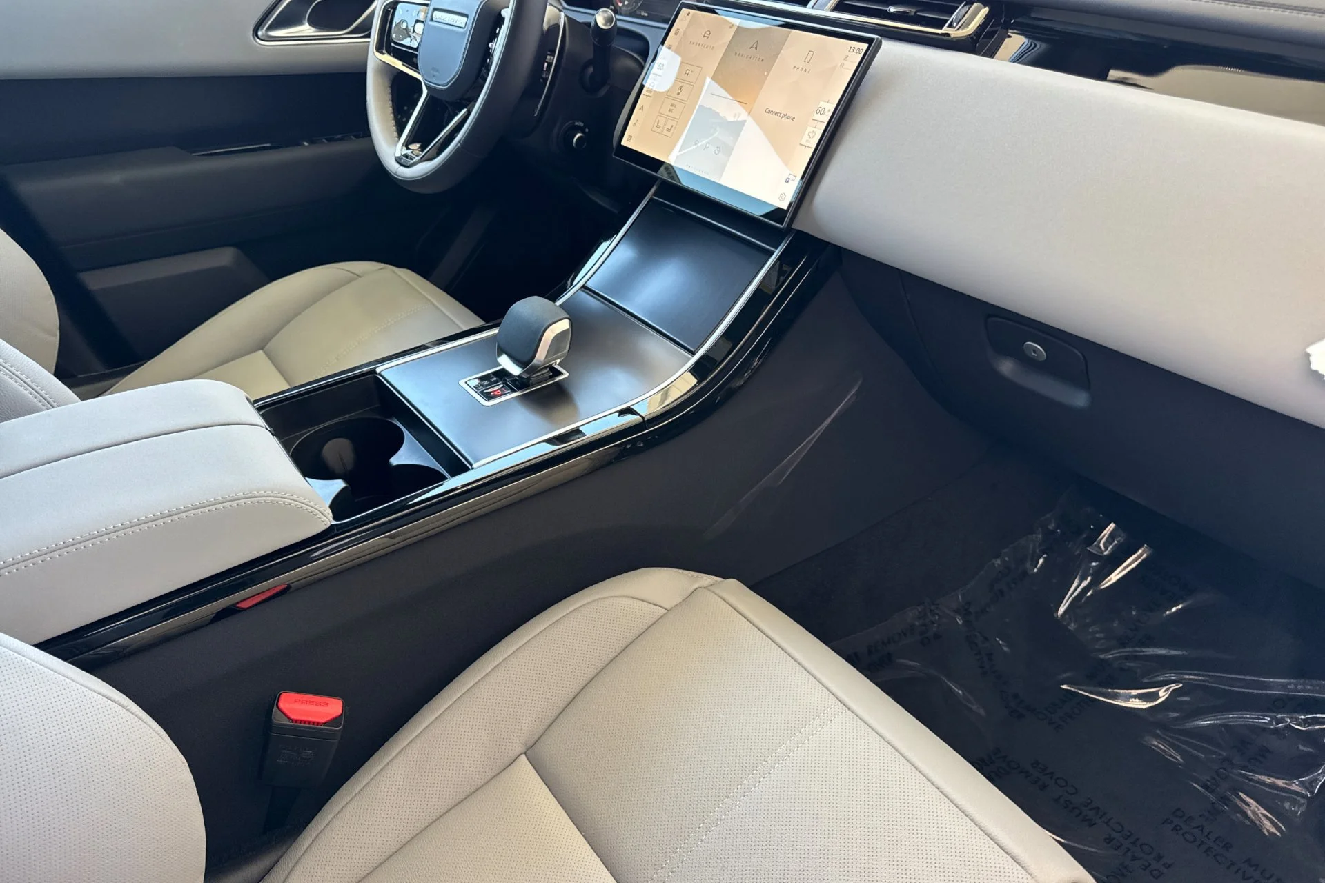 New 2026 Fuji White Land Rover Dynamic SE image 18