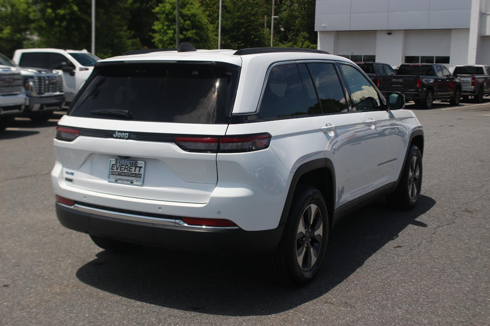 Used 2024 White Jeep 4x4 image 8