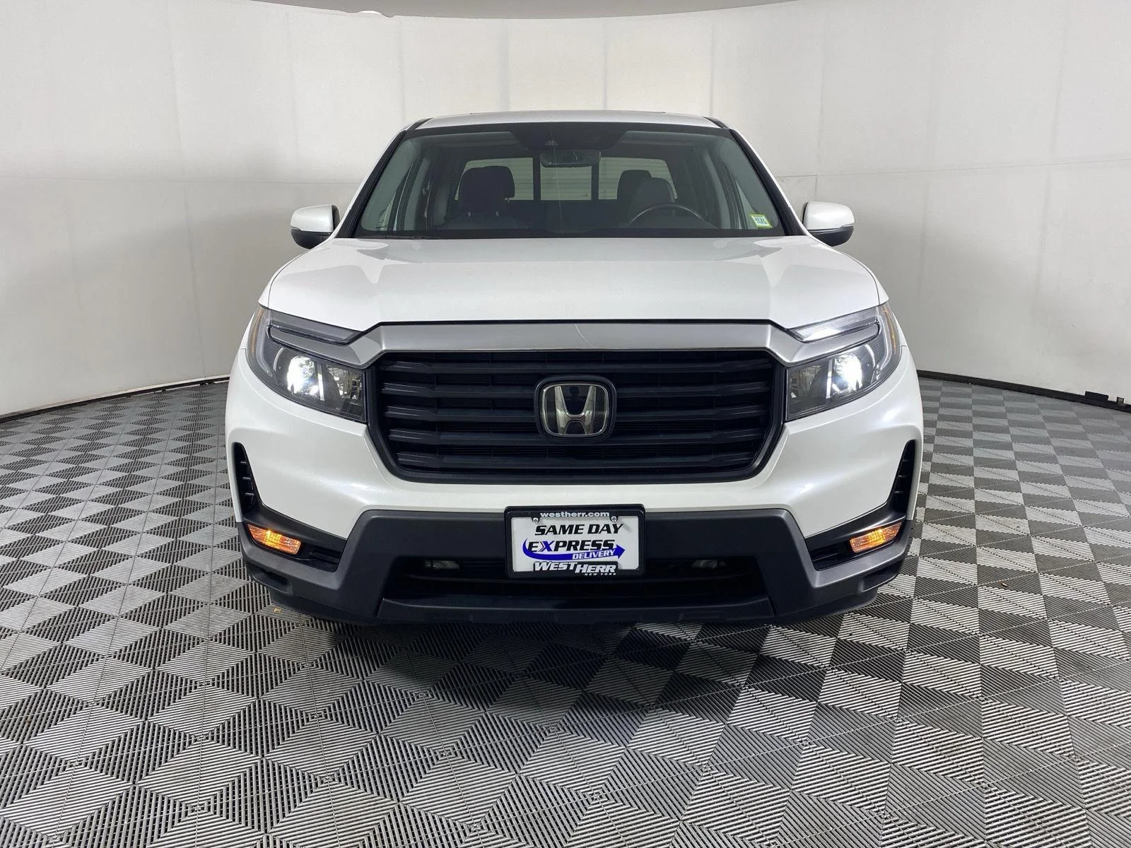 Used 2023 Platinum White Pearl Honda RTL image 2