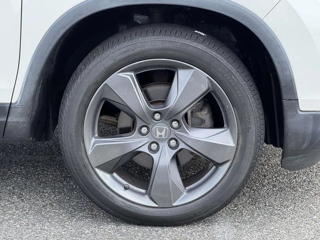 Used 2019 White Honda Touring image 12