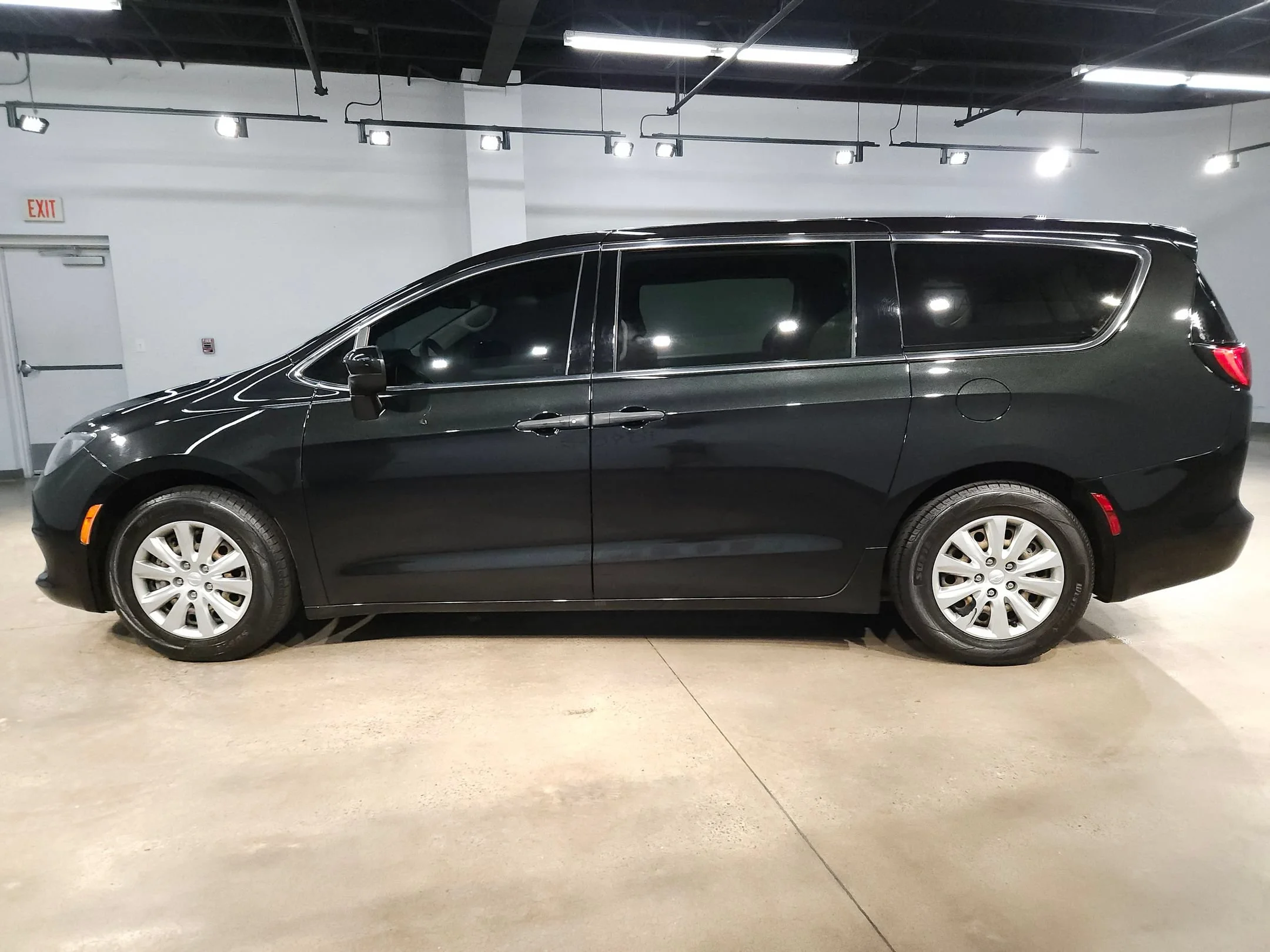 Used 2021 Brilliant Black Crystal Pearlcoat Chrysler L image 4