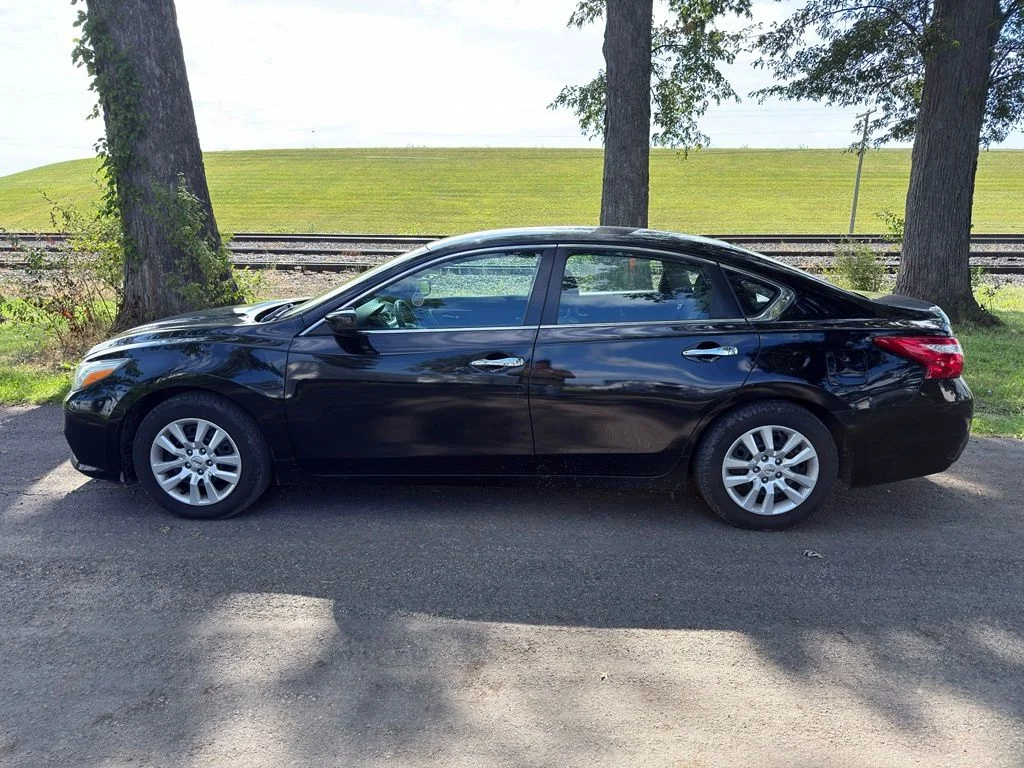Used 2016 Black Nissan 2.5 S image 10