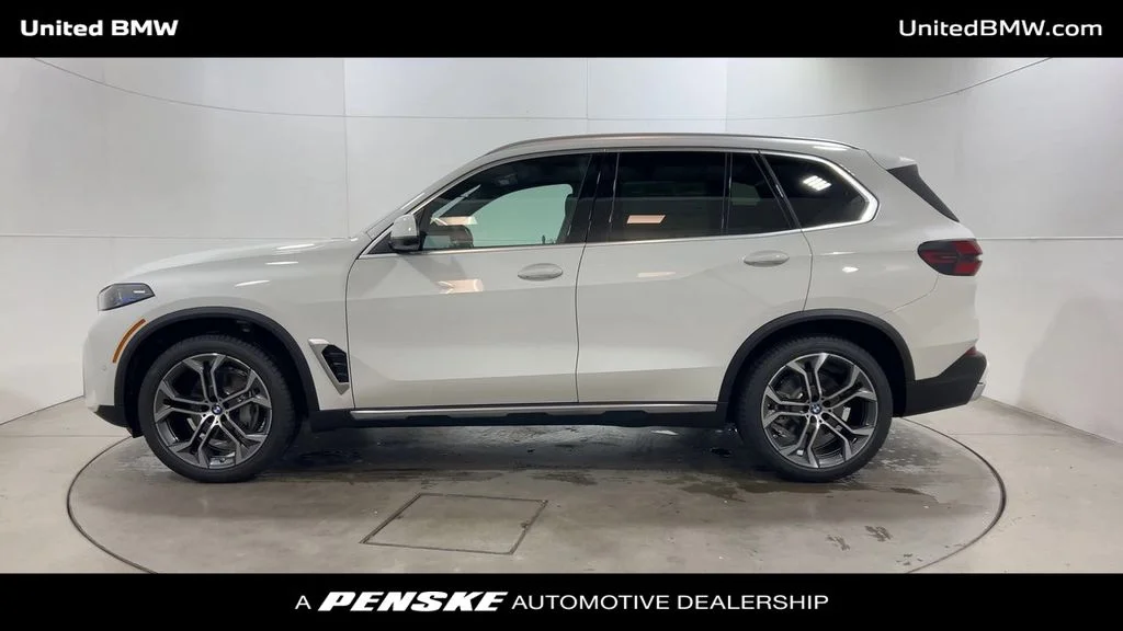 Used 2026 Alpine White BMW sDrive40i image 5