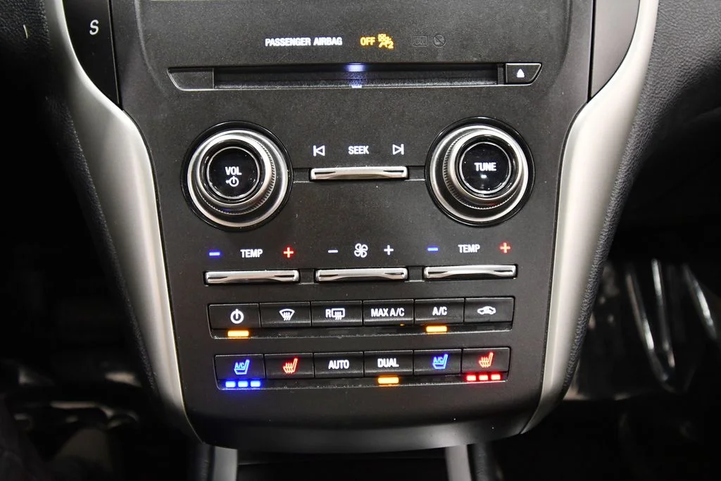 Used 2019 White Lincoln Reserve image 26