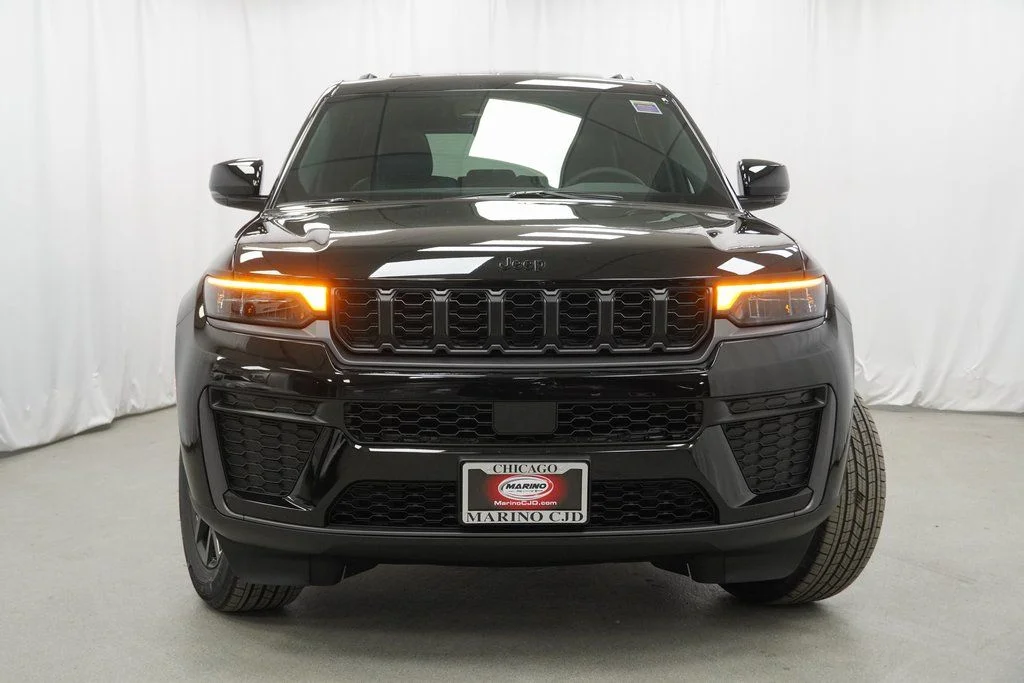 New 2026 Diamond Black Crystal Pearl-Coat Exterior Paint Jeep Altitude image 7