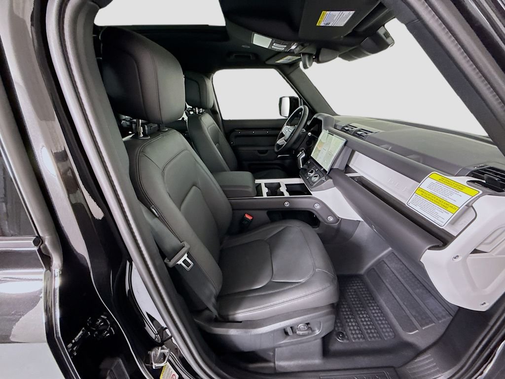 New 2026 Santorini Black Metallic Land Rover X-Dynamic SE image 22