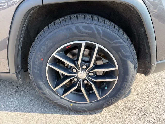 Used 2018 Gray Jeep Trailhawk image 31