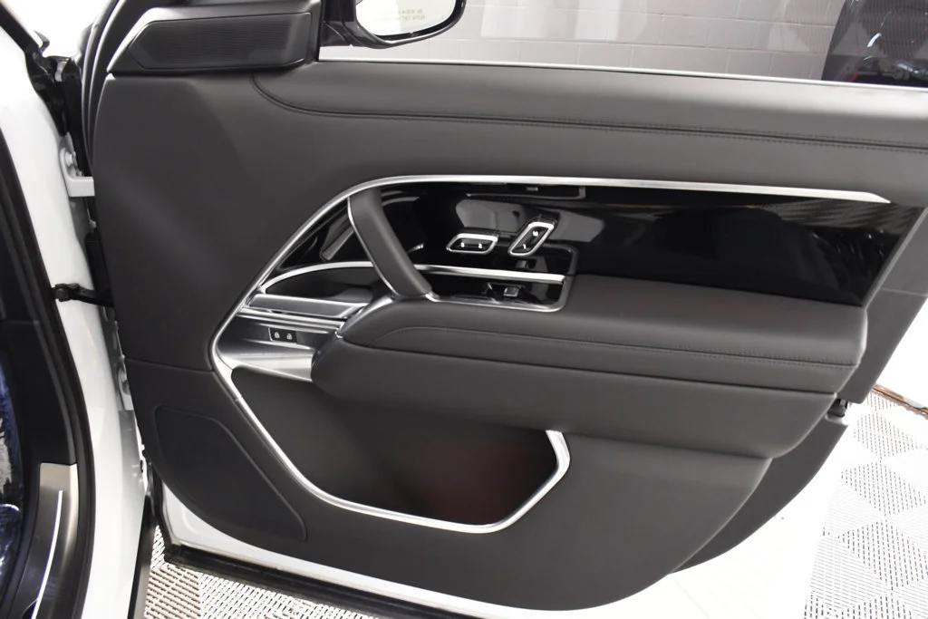 Used 2026  Land Rover SE image 17