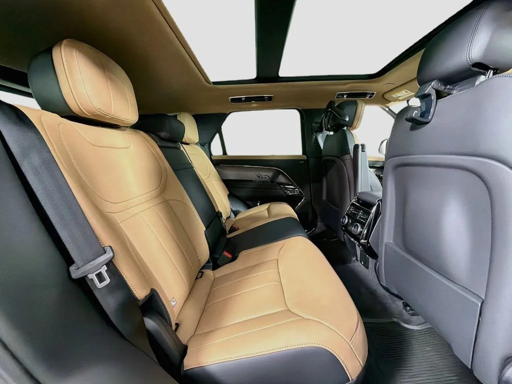 New 2026 Santorini Black LAND ROVER Dynamic SE image 29