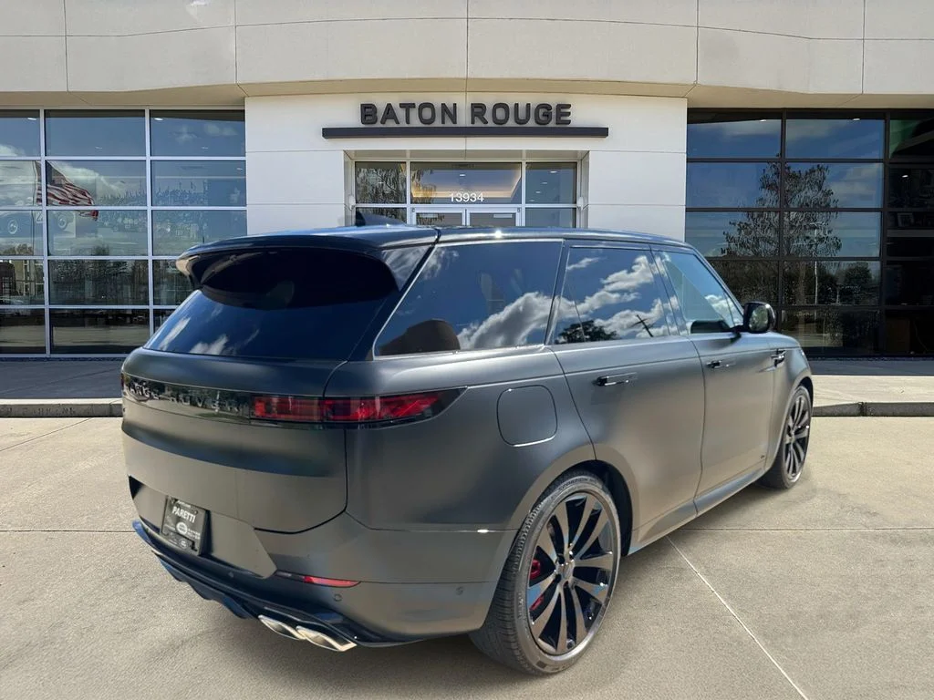 New 2026 Santorini Black Land Rover Dynamic SE image 3