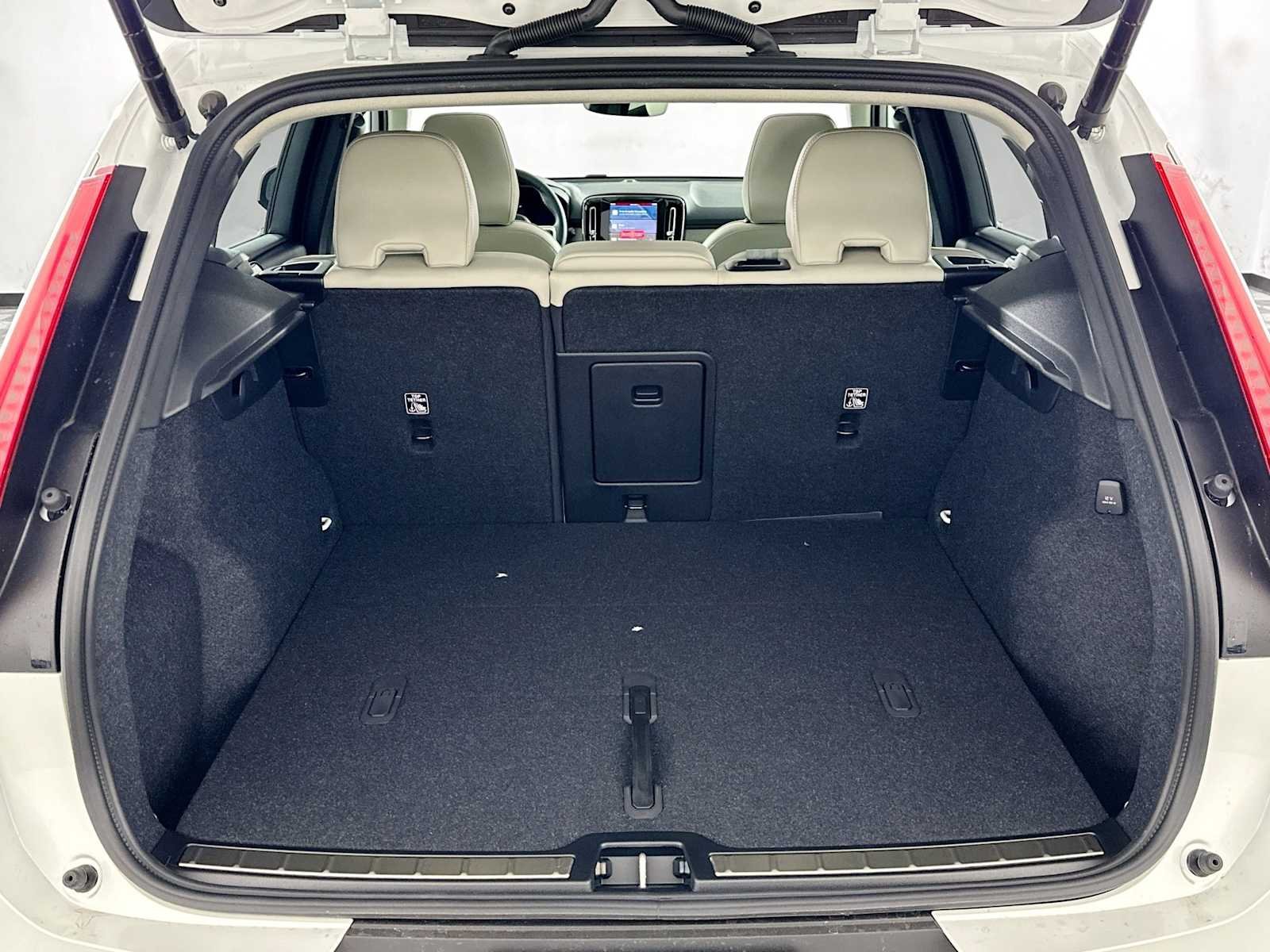 2025 Volvo XC40 Plus - Photo 22