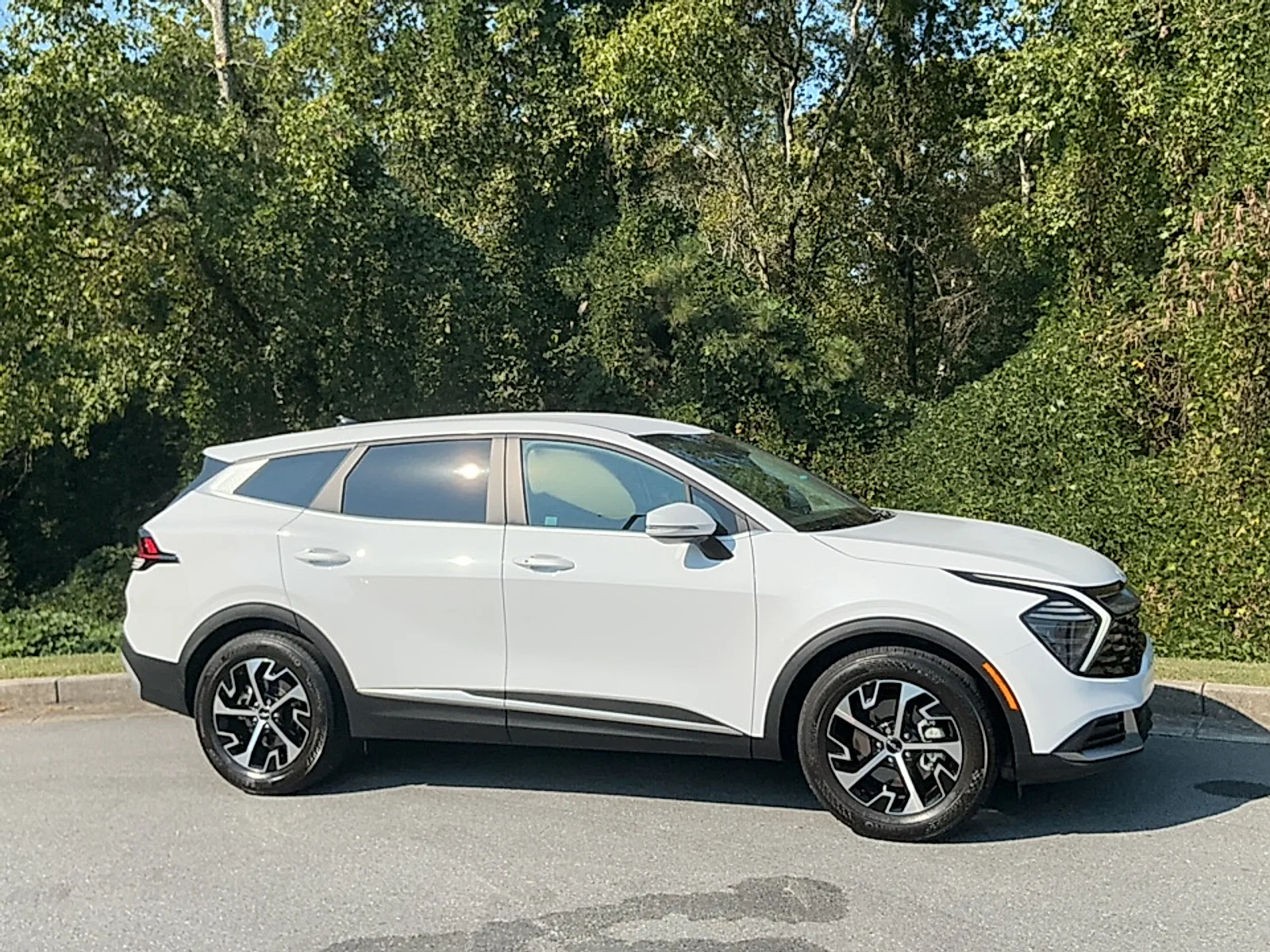 Used 2025 Glacial White Pearl Kia EX image 1