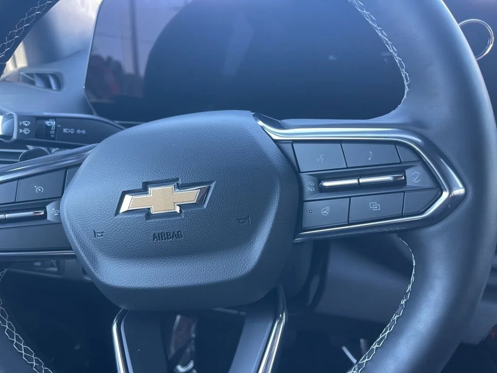 Used 2025 Summit White Chevrolet LT - Extended Range image 17