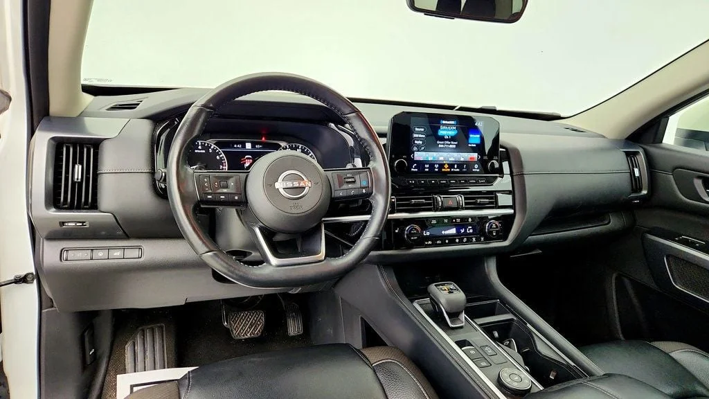 Used 2023 Pearl White Tricoat Nissan SL 4WD image 11