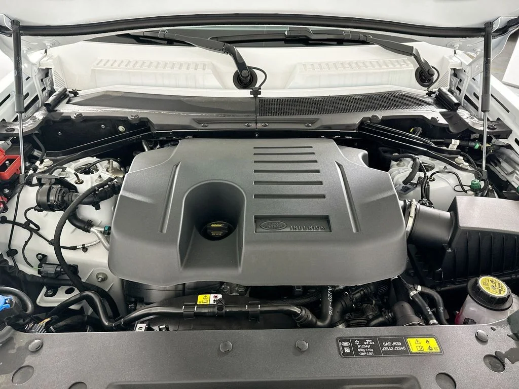 Certified Used 2025 Fuji White Land Rover S image 28