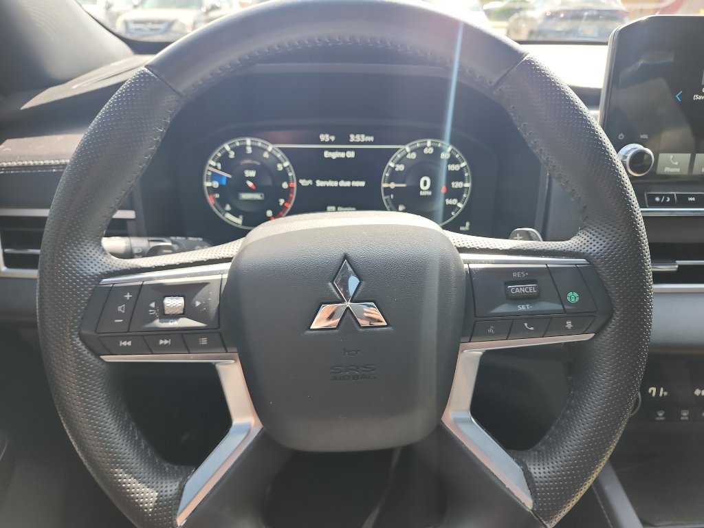 Used 2024 White Diamond Mitsubishi SE Black Edition w/Pano Roof image 21