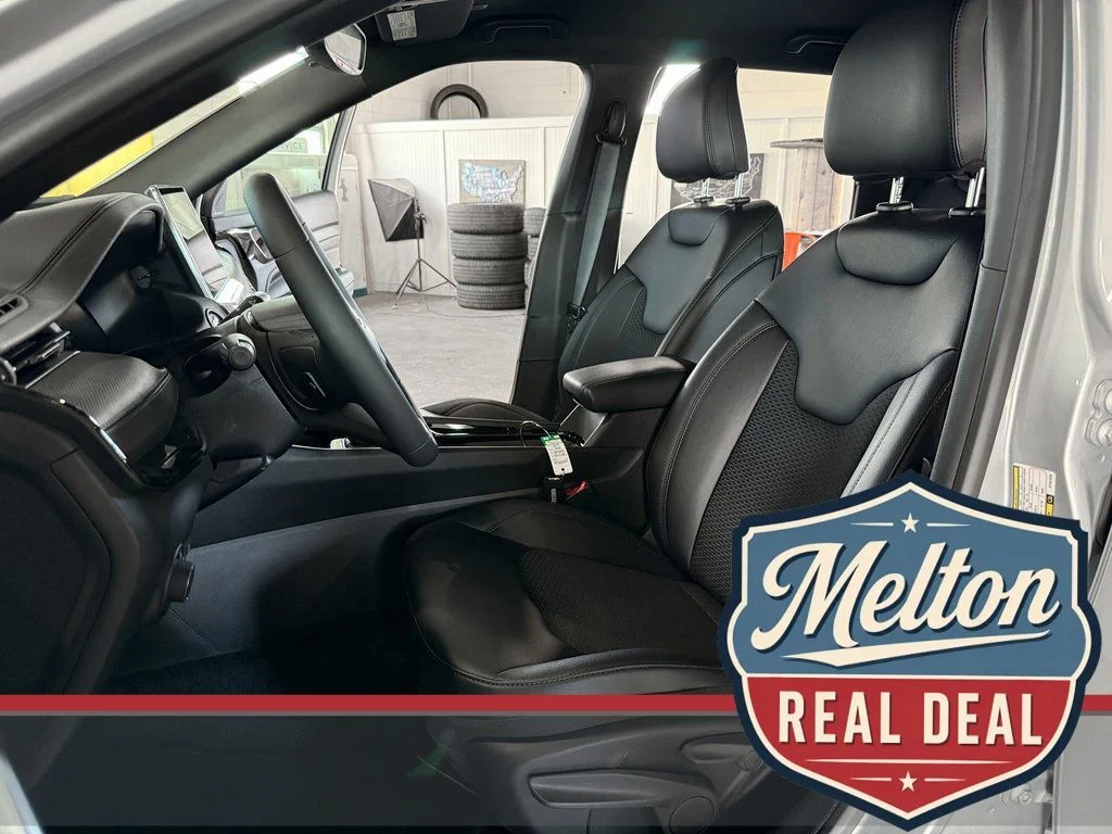 New 2025 Silver Jeep Latitude image 27
