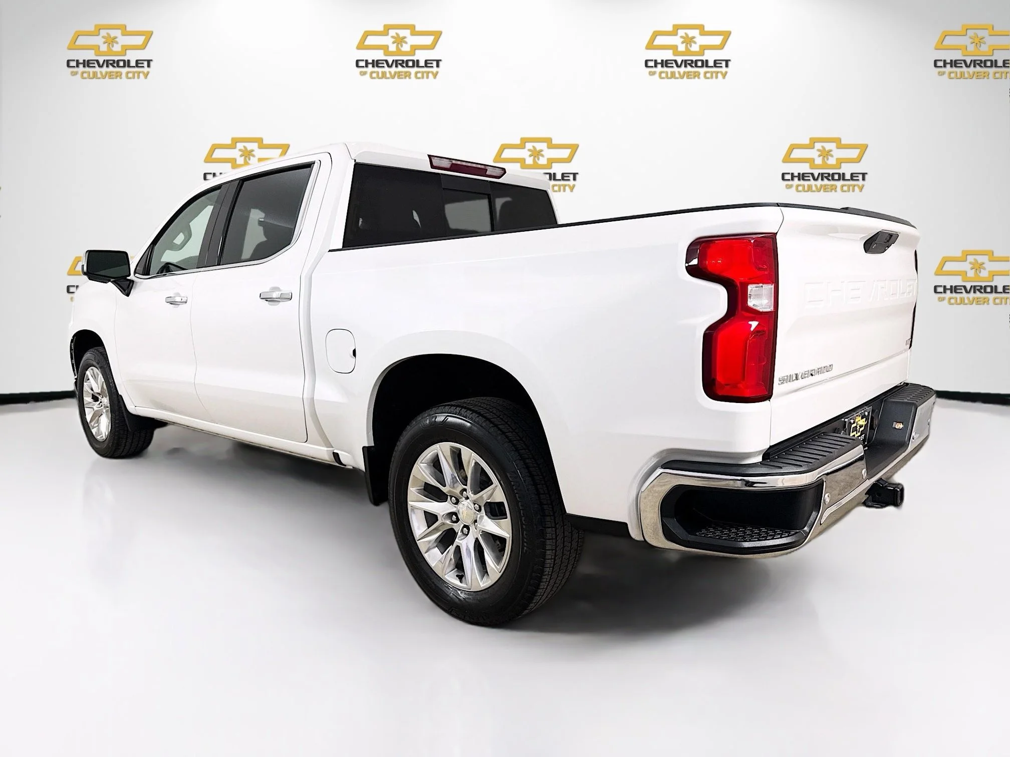 Used 2022 Iridescent Pearl Tricoat Chevrolet LTZ image 6