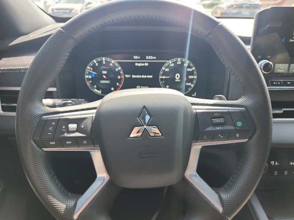Used 2024 White Diamond Mitsubishi SE Black Edition w/Pano Roof image 21