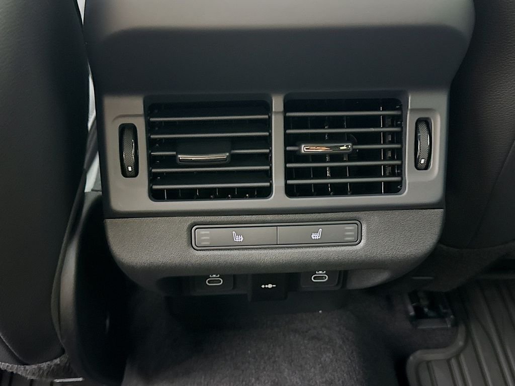 Used 2025 White Land Rover Dynamic image 26