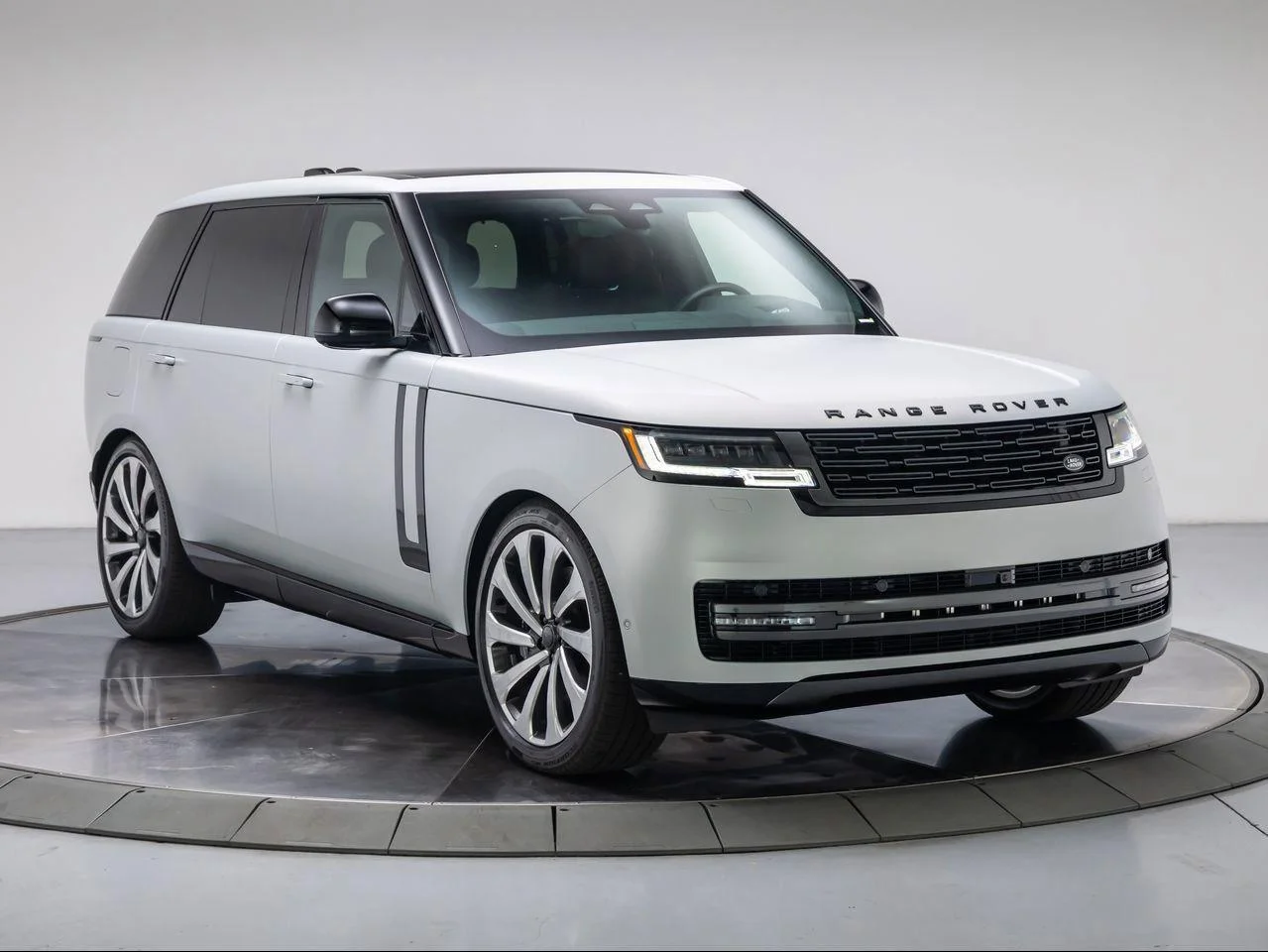 New 2026 Ethereal Frost Satin Land Rover Autobiography LWB image 7