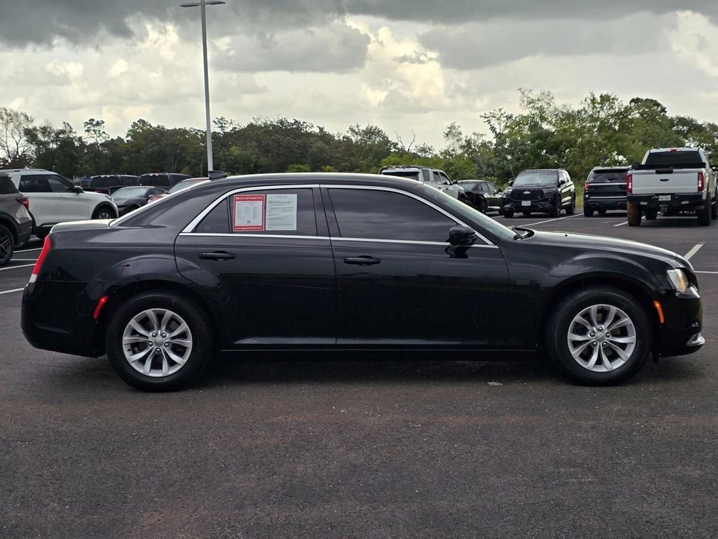 Used 2018 Gloss Black Chrysler Touring image 9