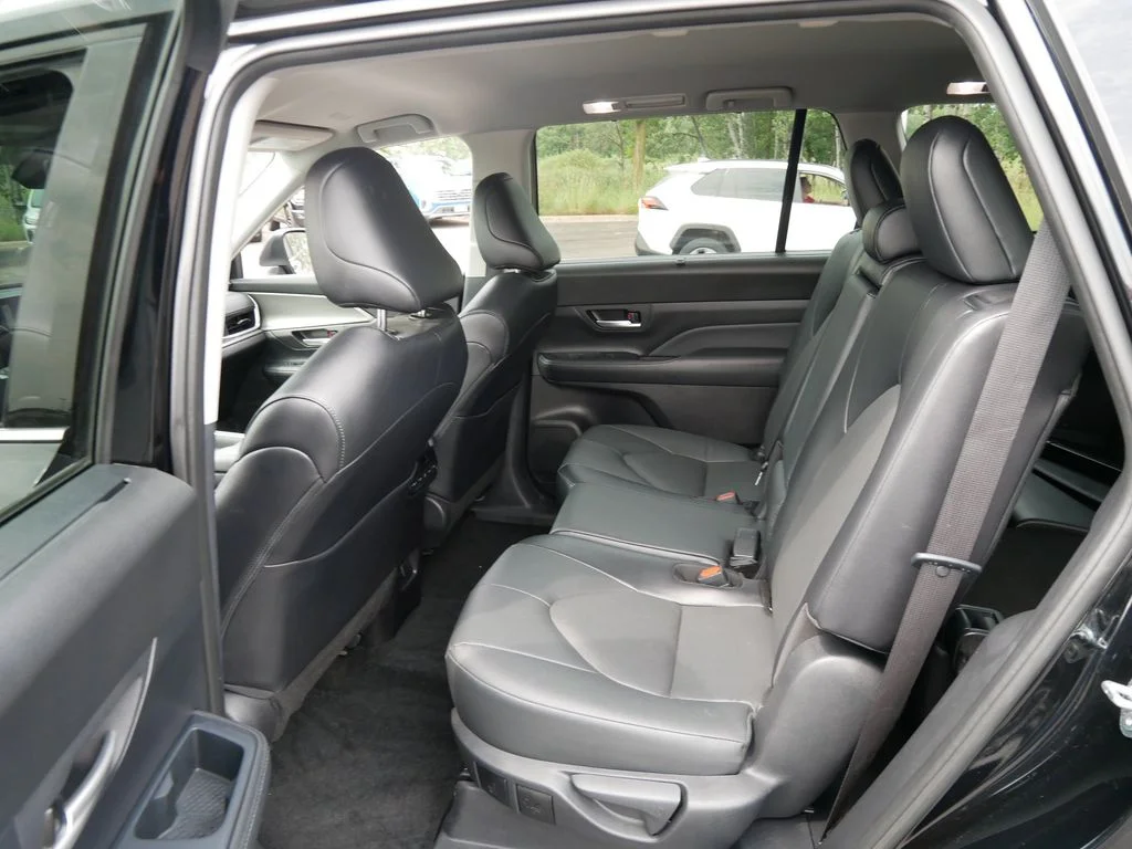 Used 2025  Toyota XLE image 13