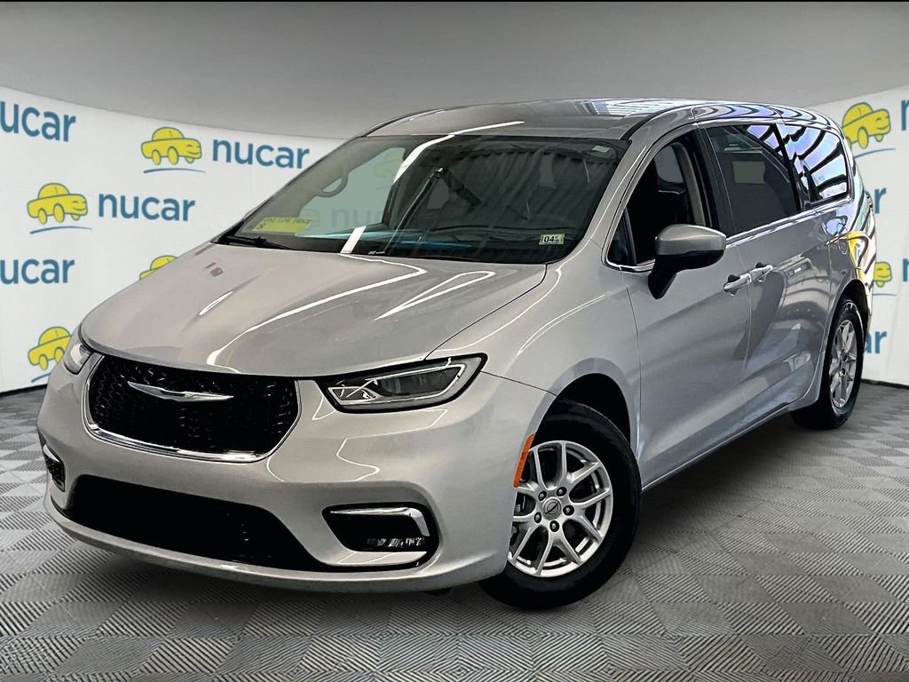 Used 2023 Silver Chrysler Touring L image 3