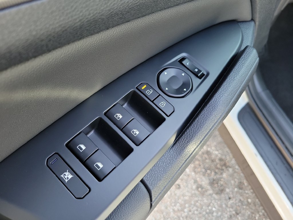 New 2027 Snow White Pearl Kia EX image 22
