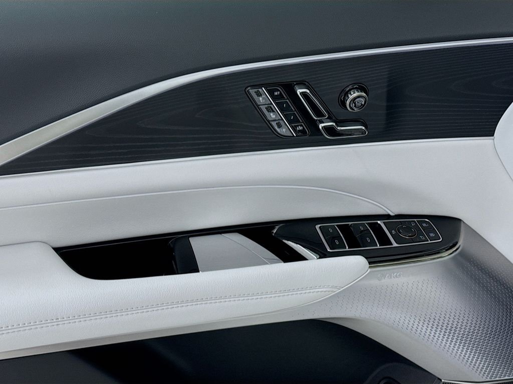 Used 2025 White Cadillac Sport image 19